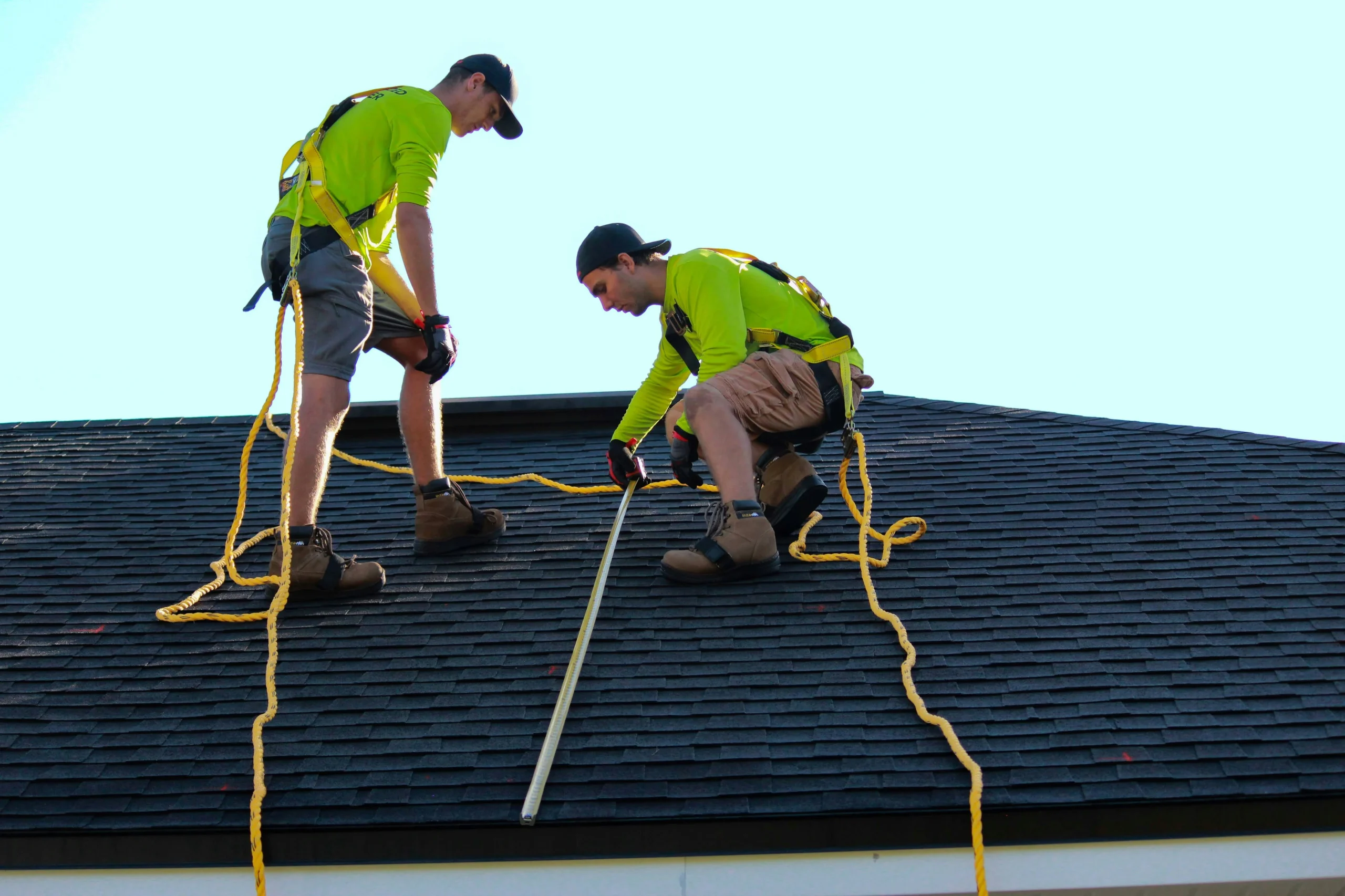 2 roofers on a roof